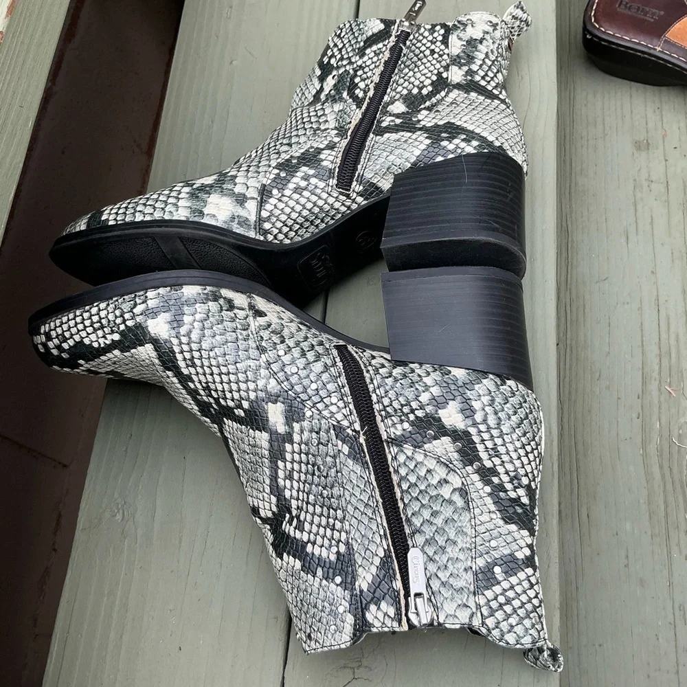 Circus by Sam Edelman Black and White Snake Print Studded Ankle Boots Size 9.5